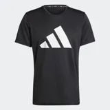 Remera deportiva Adidas de manga corta y cuello redondo, color negro, confeccionada en tejido calado de poliéster reciclado con tecnología AEROREADY. Presenta un gran logo Performance de Adidas en blanco en el centro del pecho.