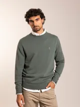 Sweater azul de tejido de punto con cuello redondo y logo bordado en el pecho.