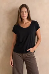 Remera de algodón peinado color negro, de corte clásico, escote redondo y mangas cortas.