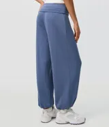 Pantalón aladín de microfibra color azul, de corte amplio con caída fluida, cintura ancha plegable y bajos elastizados.