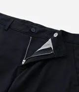 Bermuda cargo negra confeccionada en sarga de algodón, con cintura tradicional, cierre de cremallera y botón, y bolsillos laterales útiles.