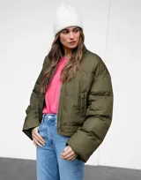 Campera bomber verde militar con cierre frontal y diseño acolchado.