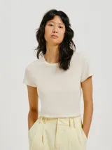 Remera verde claro de algodón, de corte clásico y mangas cortas.