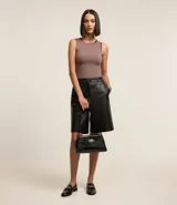 Top sin mangas color rosa claro, de corte ajustado, con cuello redondo y ribete de satén en el cuello y las sisas.