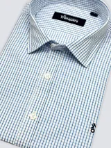 Camisa de hombre de corte clásico con cuello italiano, confeccionada en 100% algodón. Presenta un diseño de cuadros pequeños en azul y blanco, con cierre frontal de botones y logo bordado en el pecho.
