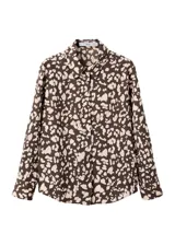 Camisa de poliéster con estampado animal print abstracto en tonos marrones y beige, cuello camisero, manga larga y cierre frontal con botones.