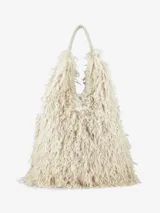 Cartera de diseño amplio y estructura flexible, confeccionada en textura de pelo sintético que aporta volumen. Cuenta con asas cortas integradas para llevar al hombro o en la mano.
