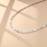 Gargantilla de plata 925 con diseño de cadena de eslabones tipo Cartier o marinados planos.