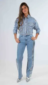 Pantalón de jean celeste de corte recto, con bolsillos delanteros y traseros, y franja lateral plateada.