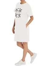 Vestido blanco de corte recto con cuello redondo y mangas cortas con dobladillo. Estampado frontal con el logo de Tommy Hilfiger con detalles de cuerdas en forma de H.