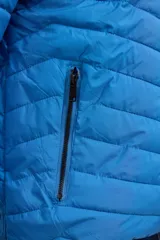 Campera capitoneada liviana de color azul con cuello alto e interior a contratono. Presenta un diseño con costuras horizontales, cierre frontal completo y dos bolsillos laterales con cremallera.