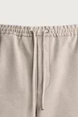 Bermuda regular fit de tejido elástico color blanco, con cintura elástica ajustable mediante cordón, bolsillos delanteros y bolsillos traseros de vivo.