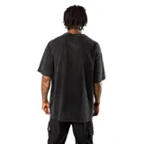 Remera negra con efecto stone wash y logo bordado en el pecho.