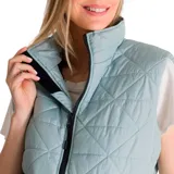 Chaleco acolchado celeste con cierre frontal y bolsillos laterales con cierre. Diseño con patrón de rombos.