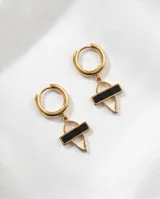 Caravanas tipo argolla de acero dorado con dije colgante geométrico que combina una estructura metálica con una barra central en color negro.