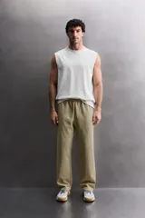 Musculosa de corte relajado confeccionada en tejido compacto de algodón, con cuello redondo y sisas con acabado irregular. Pertenece a la línea Zara Athleticz.