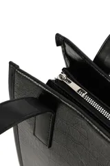 Bolso tipo tote de diseño estructurado y formato vertical, confeccionado en cuero sintético con textura grabada tipo cocodrilo. Cuenta con doble asa de hombro y cierre lateral.
