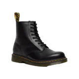 Botas de cuero negro con cordones, diseño clásico de 8 ojales, suela de goma con cámara de aire y costuras amarillas características de la marca.