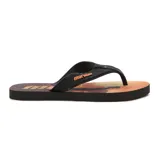 Ojotas (chancletas) con estampa de atardecer tropical en tonos naranjas, amarillos y marrones. Tienen tiras negras con el logo de Mormaii en naranja en una de ellas.