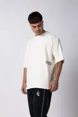 Remera de corte oversize color negro, con cuello redondo y mangas cortas. Presenta un pequeño estampado en color blanco en la parte inferior lateral con la frase 'Curbside Treasures'.