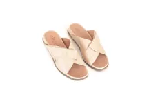 Sandalia tipo chinela de cuero color vainilla con textura de reptil, diseño de tiras cruzadas y ajuste con velcro. Cuenta con suela de poliuretano flexible y plantilla anatómica.