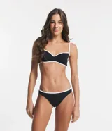 Bombacha de bikini negra con textura, lateral mediano y detalle de bies contrastante en color blanco en la cintura.