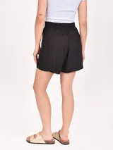 Short con estampado de hojas y frutas, con bolsillos laterales.