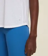 Remera de manga corta Get Over, confeccionada en microfibra con textura de micro-cuadros y escote redondo. Presenta un diseño versátil y ligero, ideal para actividades deportivas o uso casual.