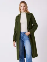 Tapado largo de lana Michael Kors, de corte recto y silueta estructurada. Presenta cuello con solapas amplias, cierre frontal con botones y bolsillos laterales con tapa. Incluye forro interno a tono.