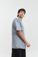 Remera de manga corta para hombre, corte oversize, color gris oscuro.