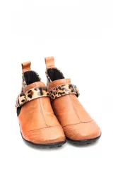 Bota baja estilo botín de cuero color rojo, con hebilla dorada y elástico negro.