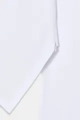 Camiseta de cuello barco y manga larga con diseño asimétrico en el bajo. Presenta un corte entallado con cierre lateral mediante cremallera oculta.