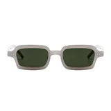Lentes de sol Madrid con diseño slim rectangular y estilo moderno, fabricados con plástico reciclado (RPET). Cuentan con armazón gris translúcido, lentes oscuros y detalles metálicos en las esquinas frontales.