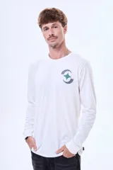 Remera de manga larga color blanco, con cuello redondo y estampado pequeño en el pecho con forma de estrella estilizada en tonos verde y gris.