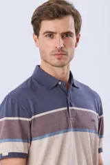 Remera polo de manga corta con diseño de franjas horizontales en tonos azul, beige, marrón y celeste. Cuenta con cuello camisero, cierre frontal de dos botones y pequeño logo bordado en el pecho.