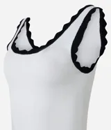 Blusa musculosa de viscosa color blanco, con escote redondo y detalles de ondas en contraste negro en el cuello y los breteles.