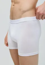 Pack de dos calzoncillos bóxer largos, uno negro y otro azul marino, confeccionados en algodón y elastano, con elástico personalizado en la cintura.