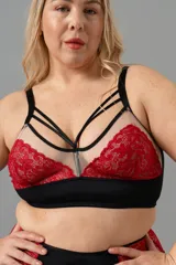 Bralette reductor con tiras, confeccionado en puntilla y tul, con base ancha y breteles anchos elásticos regulables.