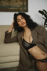 Vedetina less de encaje negro con diseño floral, de tiro bajo y corte extra less.