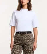 Kit de tres cinturones finos de poliuretano, uno marrón, uno negro y uno blanco, con hebillas metálicas doradas.