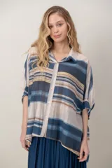 Camisa de organdí con diseño de franjas horizontales multicolor, corte holgado y mangas tres cuartos.