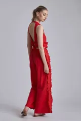 Pantalón marrón de corte recto con volados en los laterales.