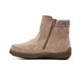 Bota corta color beige con detalle de tejido de punto en el tobillo y cierre lateral con cremallera.