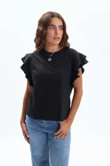 Remera de manga corta color negro, con cuello redondo y detalle de volados en las mangas confeccionados en broderie.