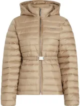 Campera color beige de nailon reciclado, con cuello alto, capucha con cordón ajustable, cierre de cremallera frontal, bolsillos laterales con cremallera, cinturón con hebilla metálica y logo de Calvin Klein en el pecho.