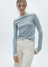 Jeans de tiro alto con diseño culotte y bajo deshilachado. Presenta cierre de cremallera y botón, trabillas para cinturón y bolsillos traseros.