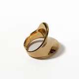 Anillo dorado con forma ovalada.