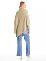 Poncho de tejido con lurex, de corte asimétrico y cuello recto. Presenta mangas tipo japonesa con puños acanalados.