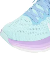 Championes Hoka Bondi 8 color celeste con detalles en lila y blanco.