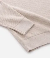 Suéter de punto con textura en zig zag, cuello redondo y manga larga con puños ajustados. Confeccionado en una mezcla de algodón y poliamida.